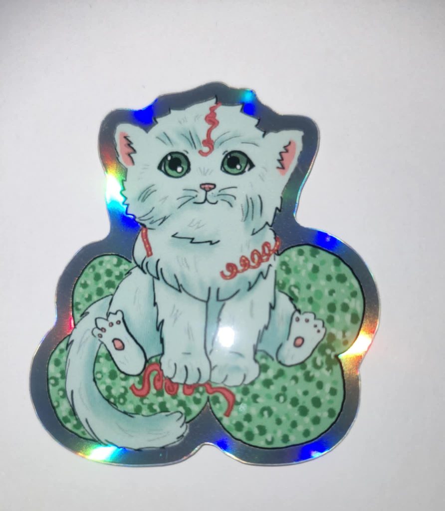 Silvesterkatze: Weiße Katze Glückskleeblatt mit Luftschlangen-Holo-Sticker