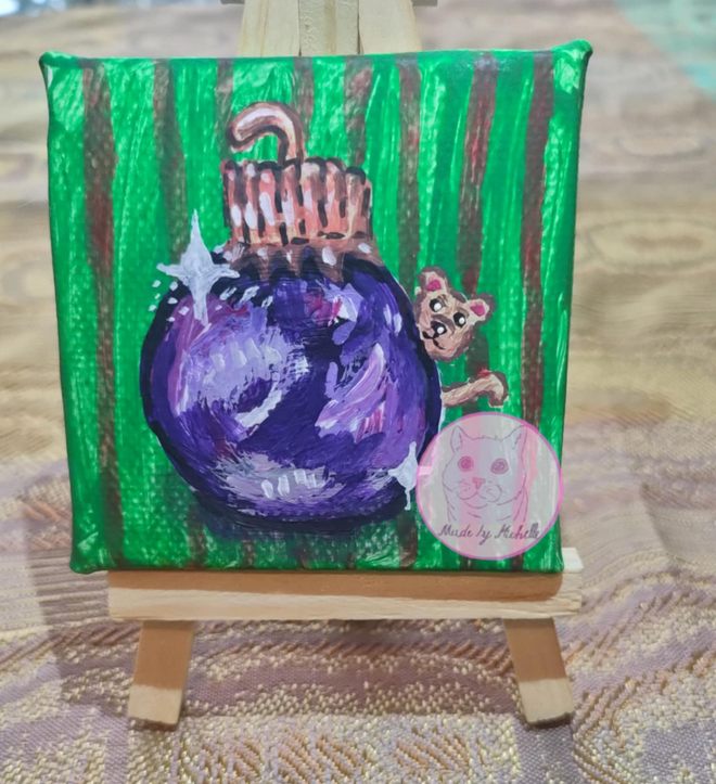 Die Maus und die Christbaumkugel lila