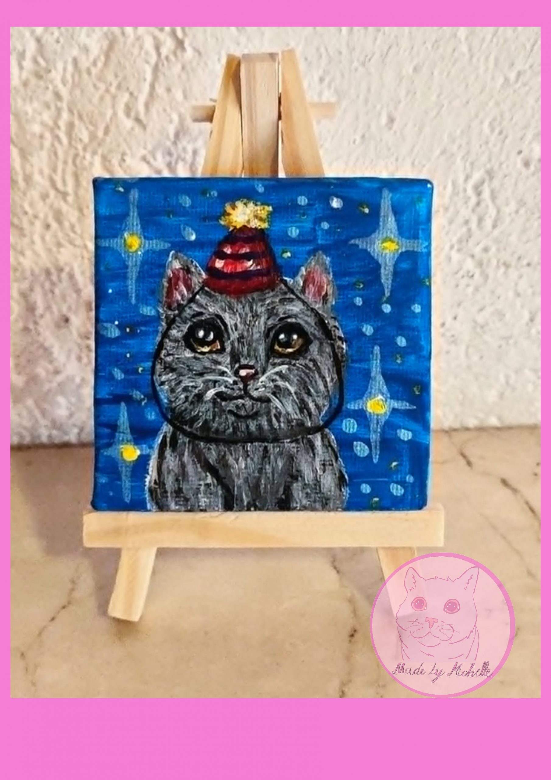 Katze mit Partyhütchen auf dunkel blauem Hintergrund